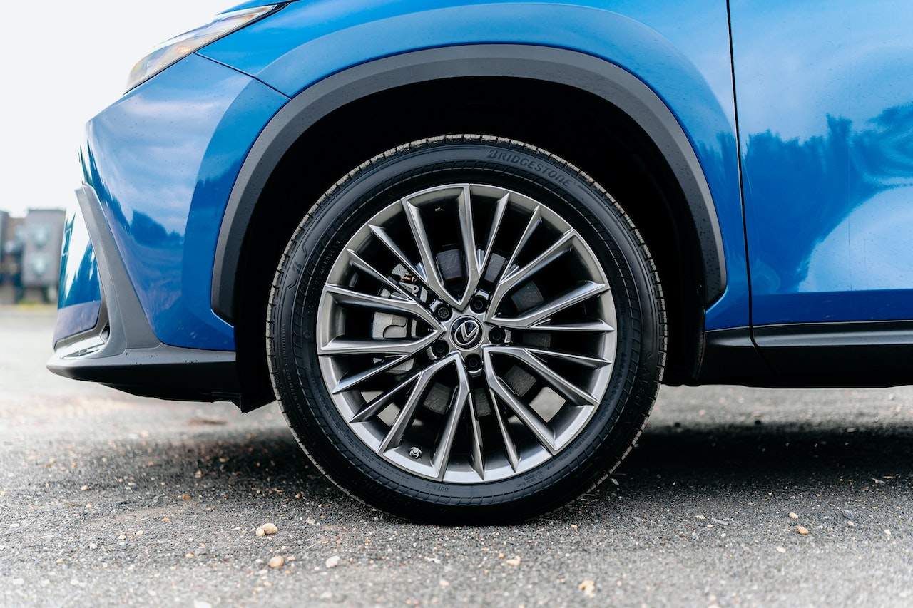 tire shine on blue car / нанесение чернителя для шин